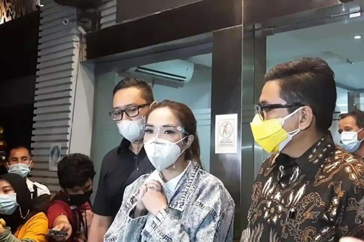 GISEL Akhirnya Bebas Diperiksa Setelah 10 Jam dan Bergegas Pulang, Mobil Jemputan Gisel jadi Sorotan