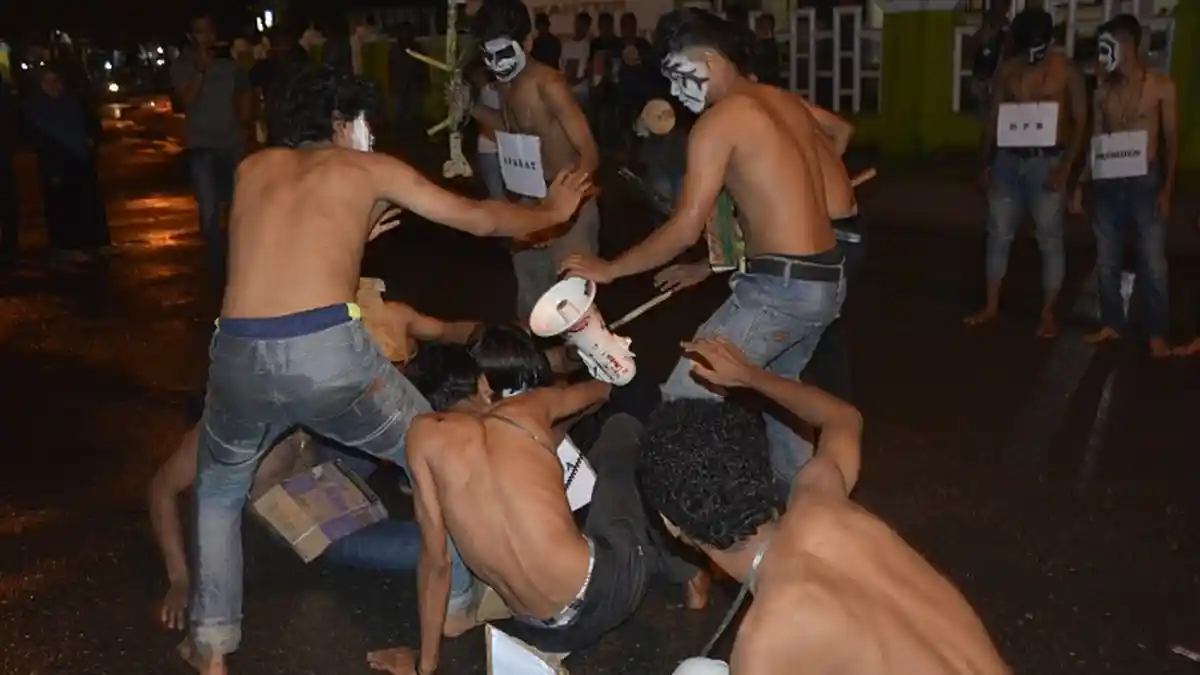 Protes Tindakan Represif, Mahasiswa Lakukan Aksi Teaterikal di Simpang Pelor Meulaboh