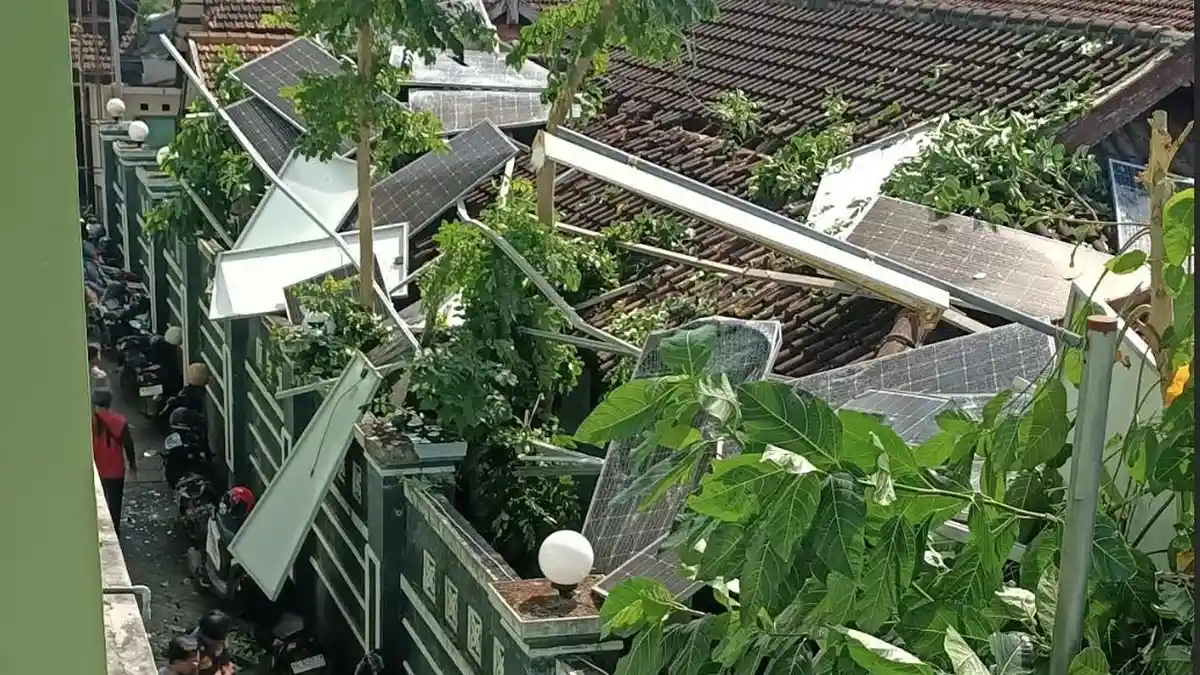 Panel Surya Raksasa RSUD dr Soedomo Trenggalek Runtuh, Timpa Musala dan Kantor Satpol PP
