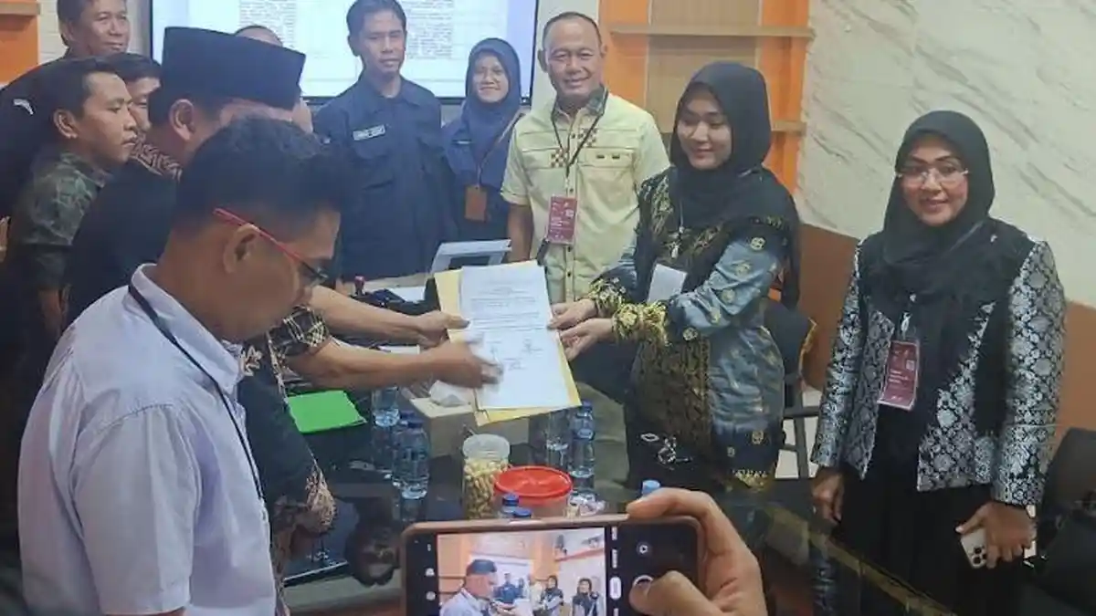 Didampingi Sukandar dan Saniatul, Ivanda Awalina Mendaftar DPD RI ke KPU