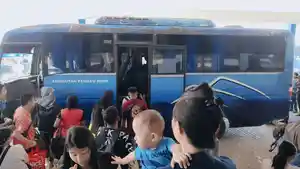 DAMRI-Suasana-saat-warga-hendak-menaiki-DAMRI-Manado0.jpg