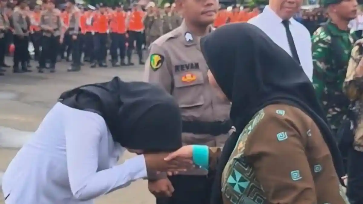 Tenaga Honorer Polresta Bandar Lampung Terharu Terima Hadiah Umrah dari Wali Kota
