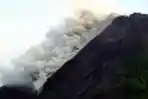 Gunung Merapi Muntahkan Material Vulkanik dan Awan Panas