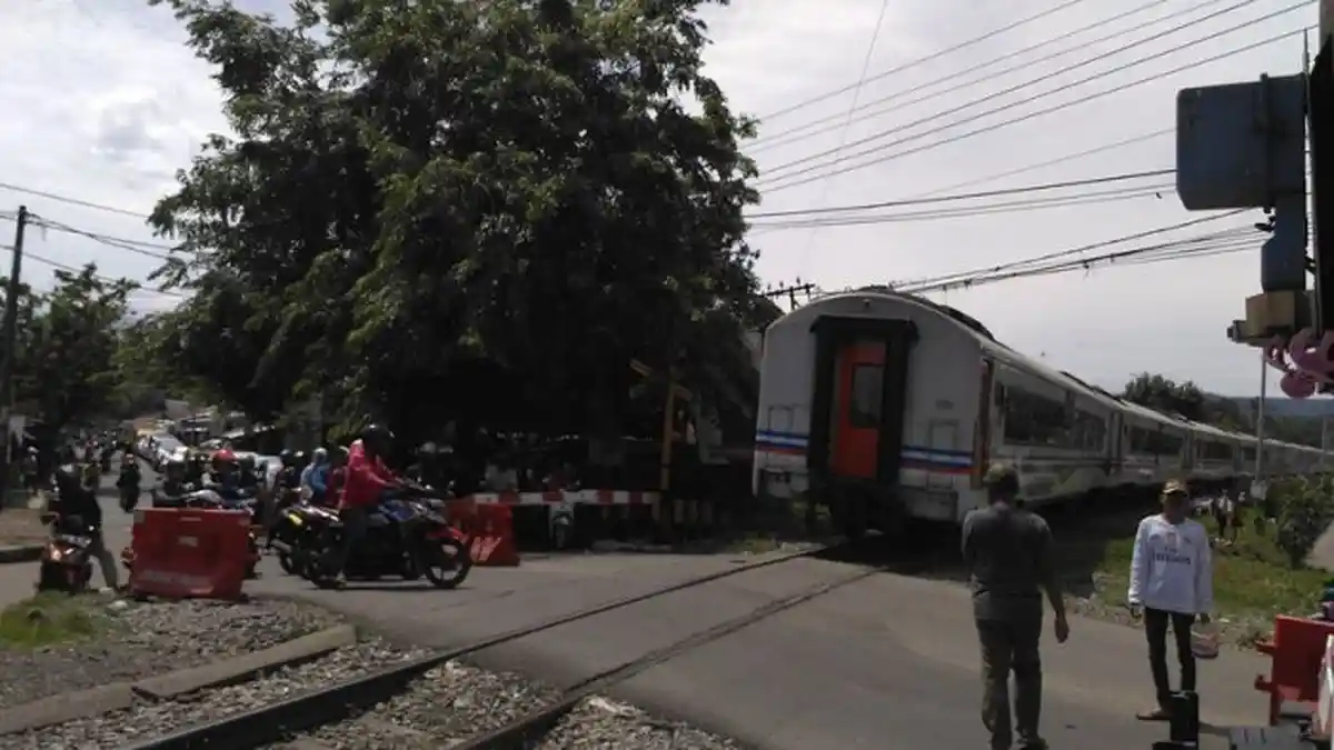 Pria Tak Dikenal Tewas Tersambar Kereta Cireks di Indramayu