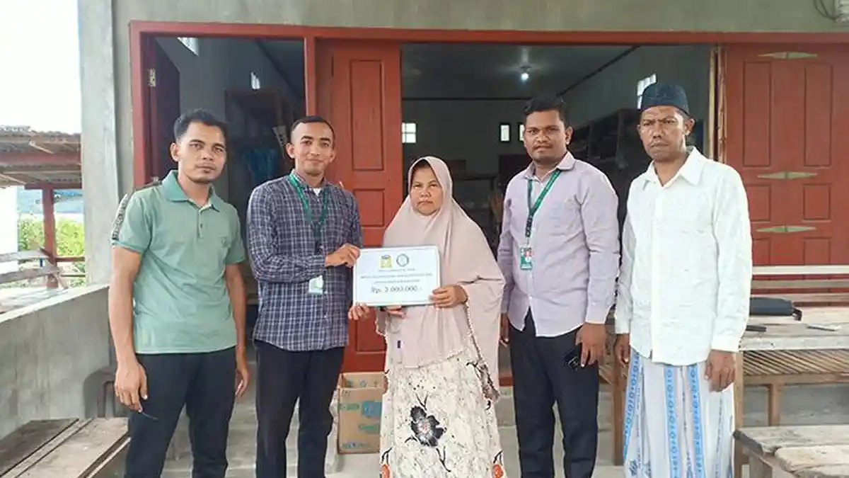 Rumahnya Rusak Ditimpa Pohon Akibat Angin Kencang, Warga Pulo Aceh Terima Bantuan