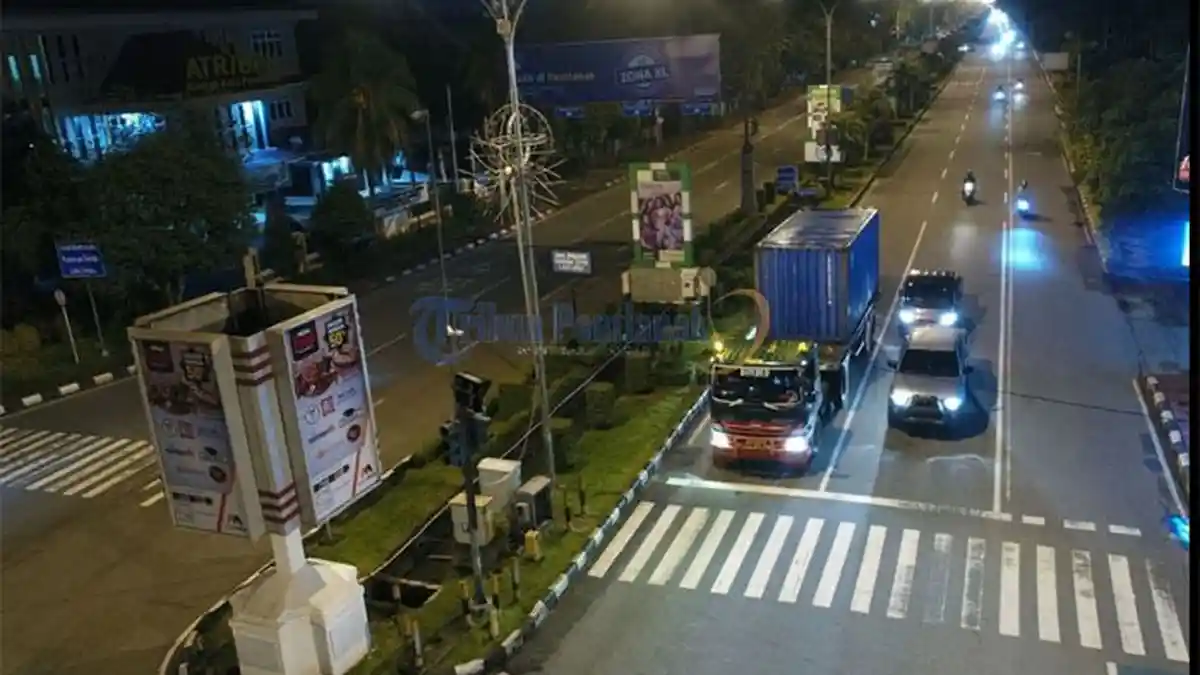 Aktifitas Kendaraan Tronton Saat Melintas di Jalan Ahmad Yani - tronton_20171008_163021.jpg