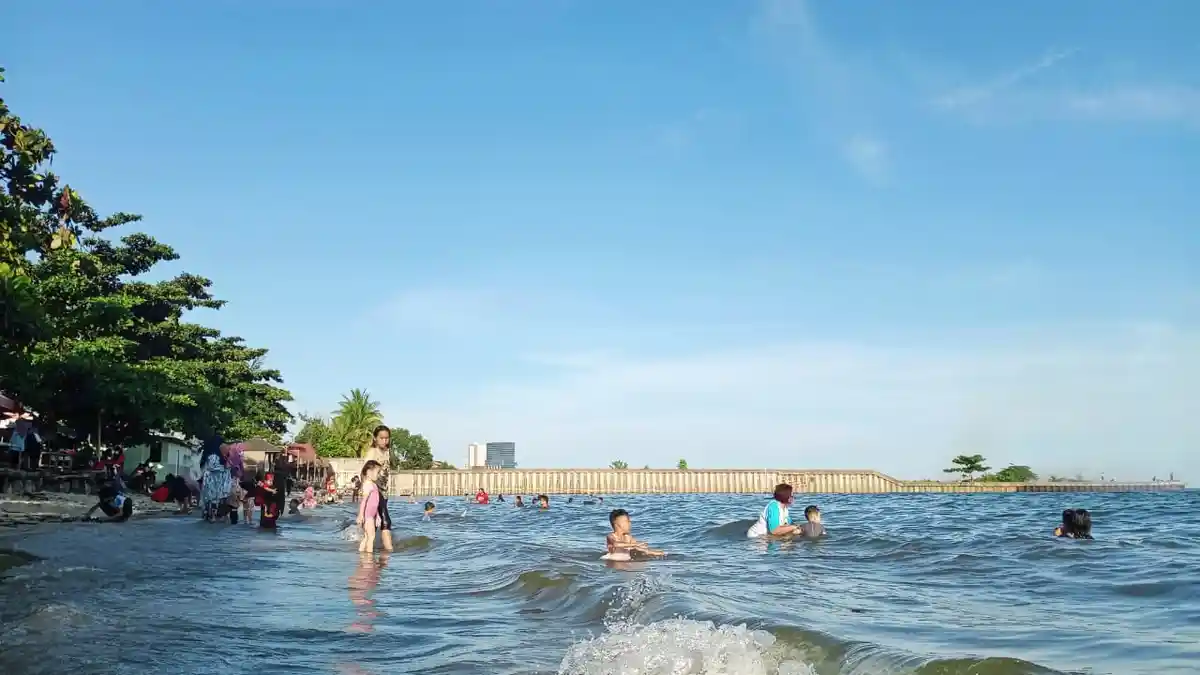 Wisata Pantai Monpera Balikpapan, Pengunjung Menikmati Ombak meski Masih Pandemi Corona