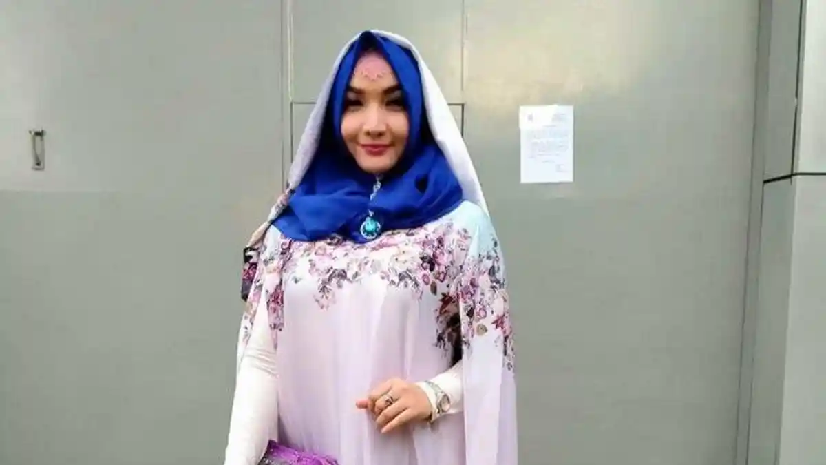 Tangis Bahagia Pesinetron Roro Fitria ketika Bebas dari Rutan Pondok Bambu: Kangen Ketemu Mama