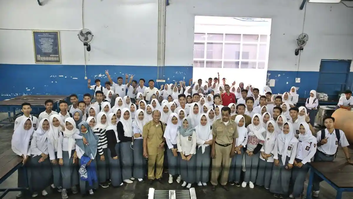 FOTO: Siswa SMK 1 Pallangga Kunjungan Industri di Tribun Timur