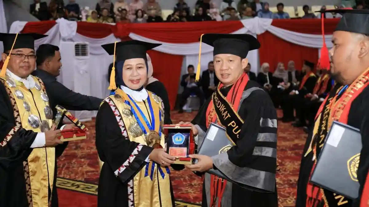 Raih Gelar Doktor, Marindo Lulusan Terbaik Program Doktoral Ekonomi FEB Unila 2024 - Lulusan-terbaik-program-Doktor-Unila-dok.jpg