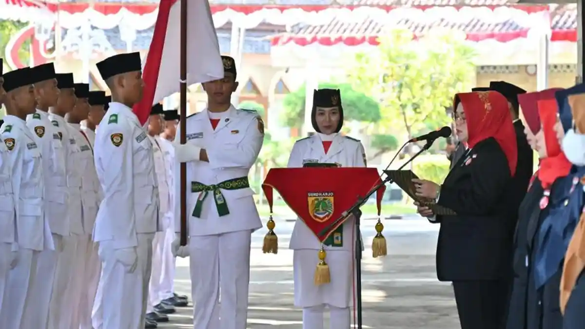 Bupati Sukoharjo Etik Suryani Kukuhkan Paskibraka 2023