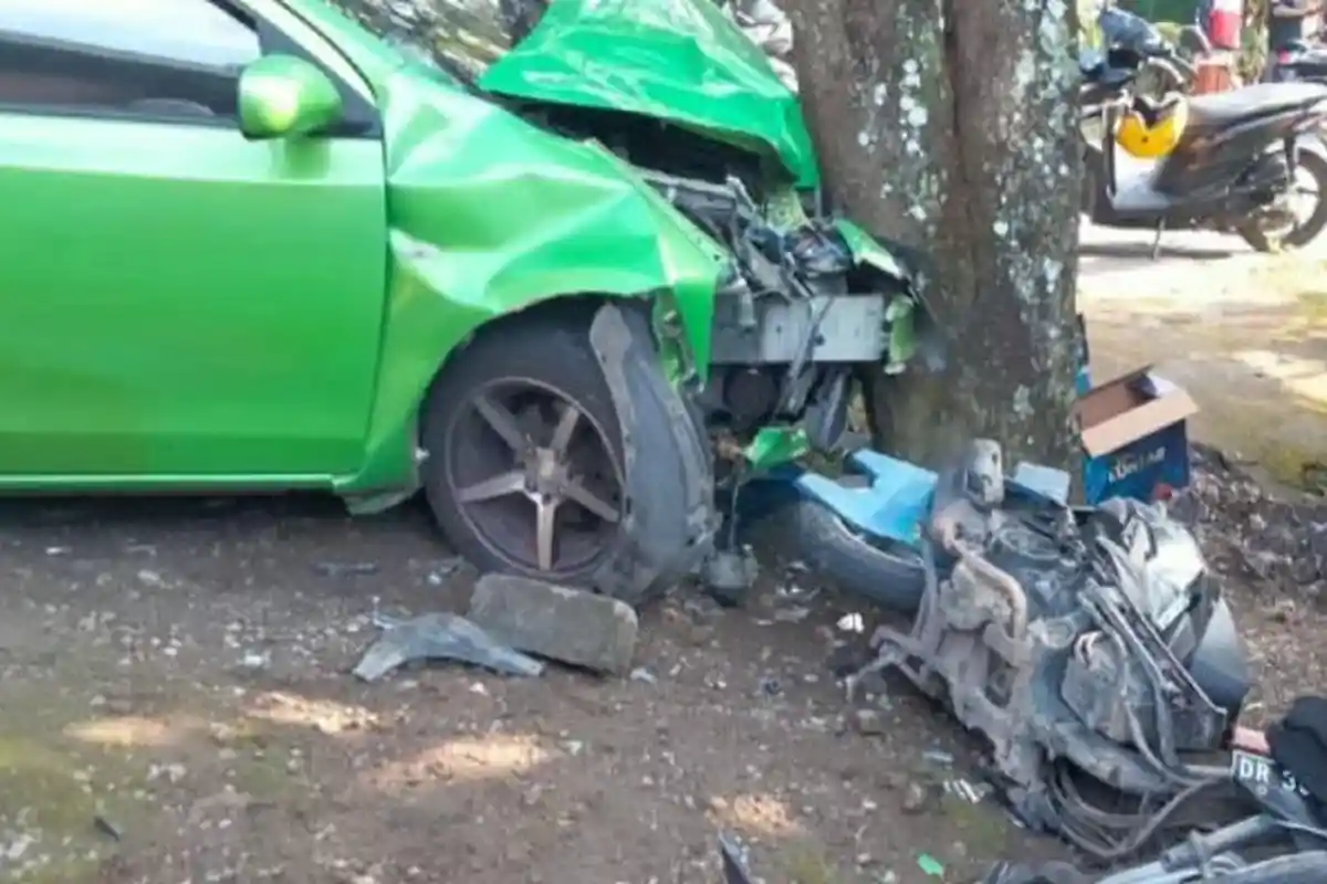 Kecelakaan Sedan vs Motor di Lombok Tengah: Pengendara Tewas, CCTV Ungkap Penyebabnya