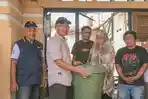 BANTUAN-KEBAKARAN-Sekda-Kota-Gorontalo-Ismail-Madjid-menyerahkan.jpg