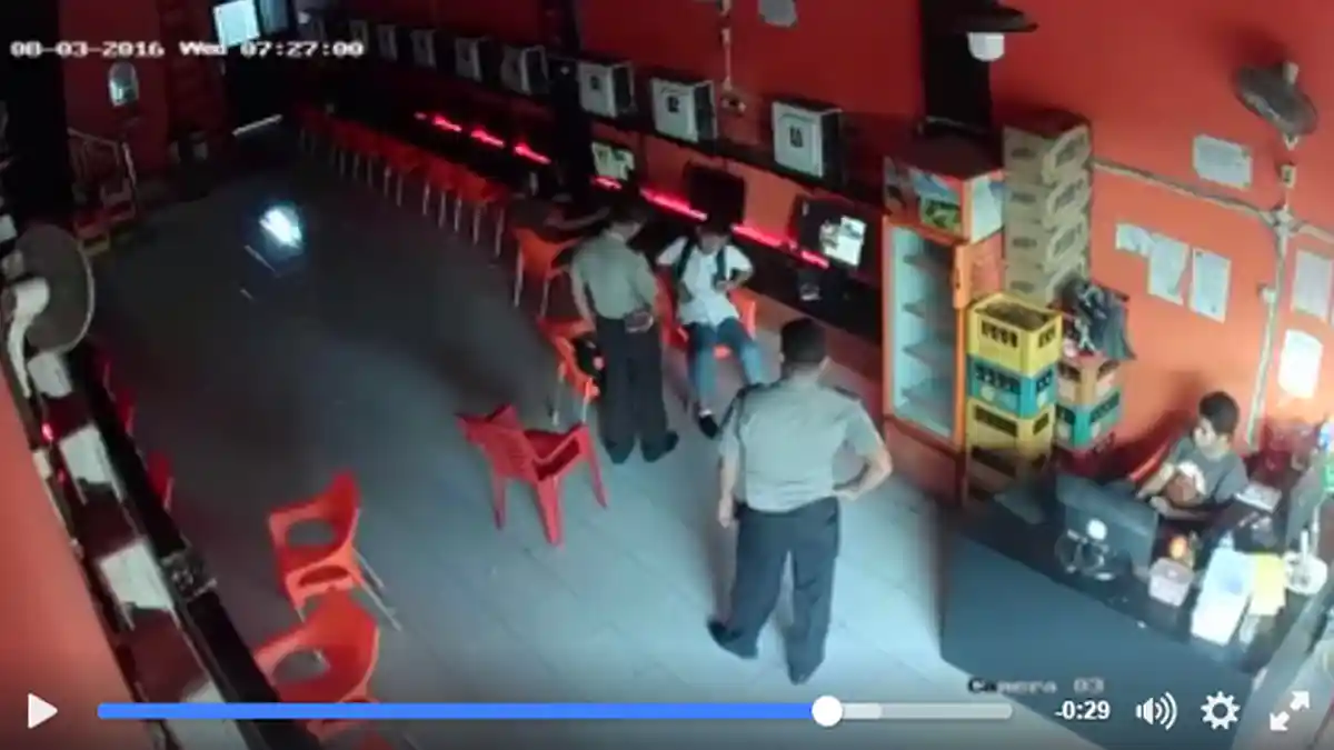 Viral di Facebook - Video 2 Pria Berseragam Polisi Sedang Pukuli Penjaga Warnet