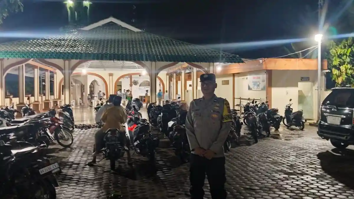 Khusyuk Beribadah, Aman Terjaga, Polsek Lima Puluh Batubara Hadirkan Rasa Aman Selama Salat Tarawih