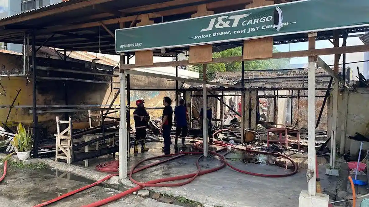 BREAKING NEWS: Agen JNT Cargo di Jl Moh Hatta Kota Palu Ludes Dilalap Api