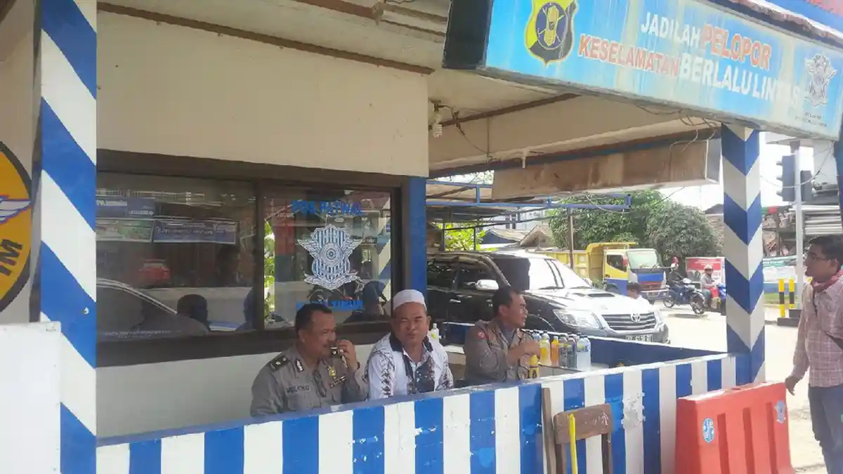 Perwira Ikut Turun ke Jalan, Kapolres Ikut Berjaga di Pos Lantas