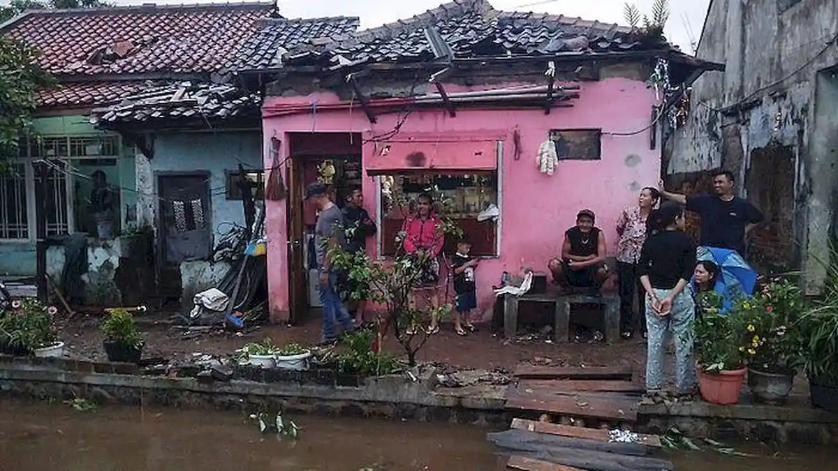 Maryam Syok Rumahnya Tertimpa Material Rumah Semipermanen Akibat Angin Puting Beliung di Baleendah