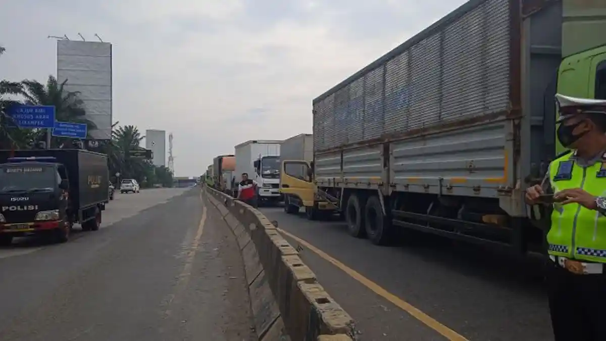 Bentrok Ormas di Pintu Tol Karawang Barat Bikin Kemacetan Parah, Sopir: Saya Sudah Setengah Jam