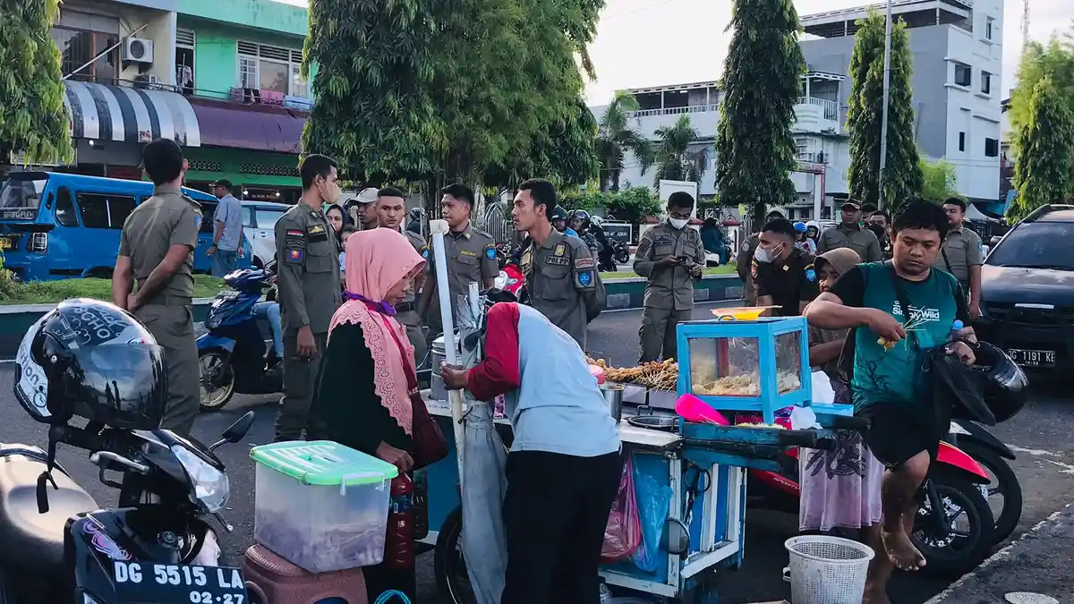 Terekam Kamera, Petugas Satpol-PP Ternate Beli Gorengan Dulu Baru Gusur PKL