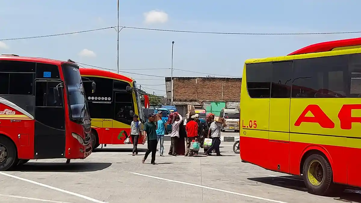 INGAT! Ini Arti Kode Lampu Sein Truk dan Bus saat Menyalip di Jalan Raya atau Tol