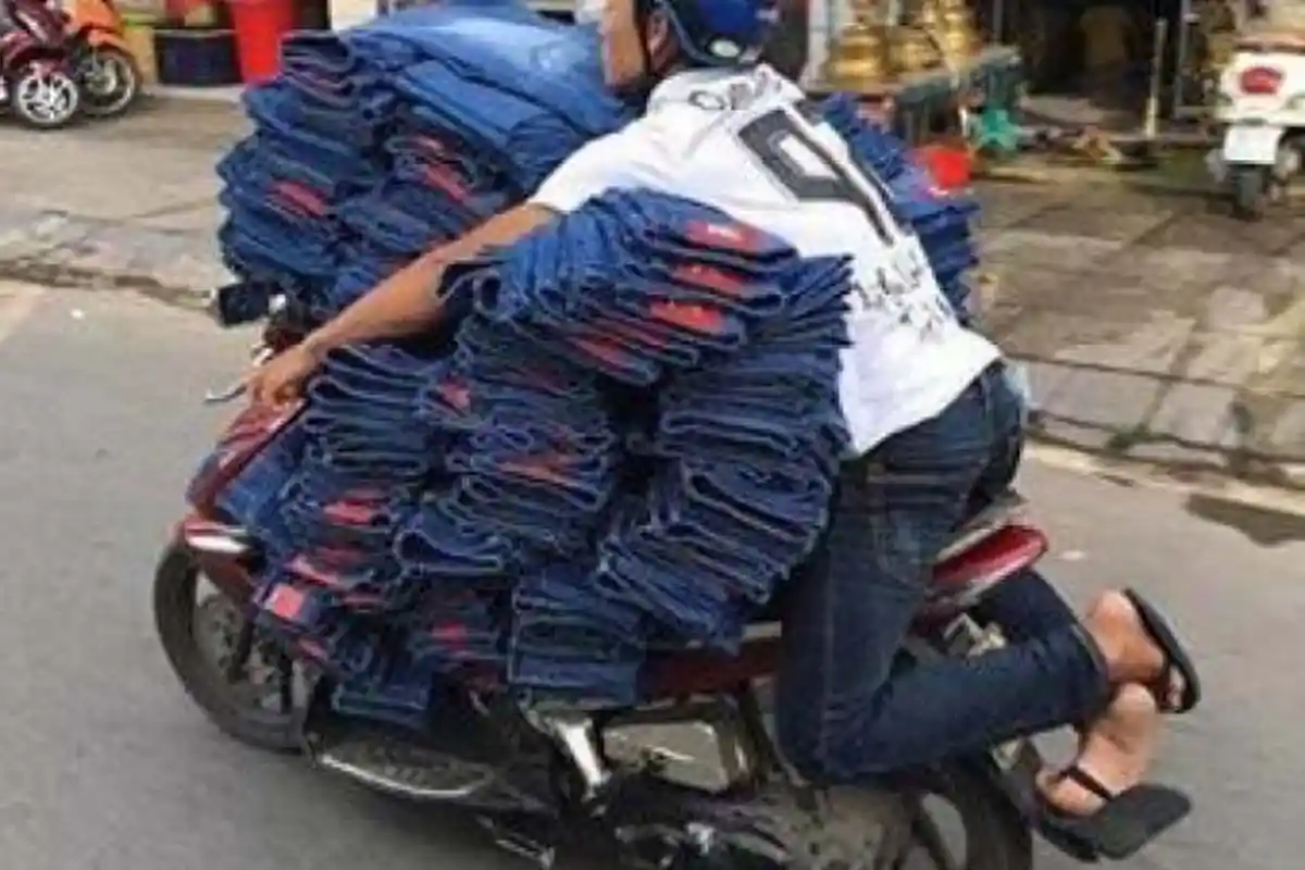 Bikin Ngakak! Inilah 10 Gaya Super Nyeleneh Orang-orang yang Bawa Banyak Barang