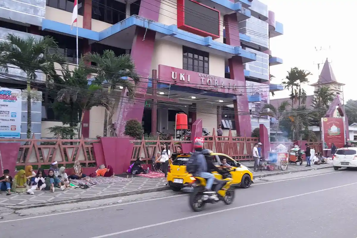 Demi Kembang Api, Warga Enrekang Gelar Tikar di Kolam Makale