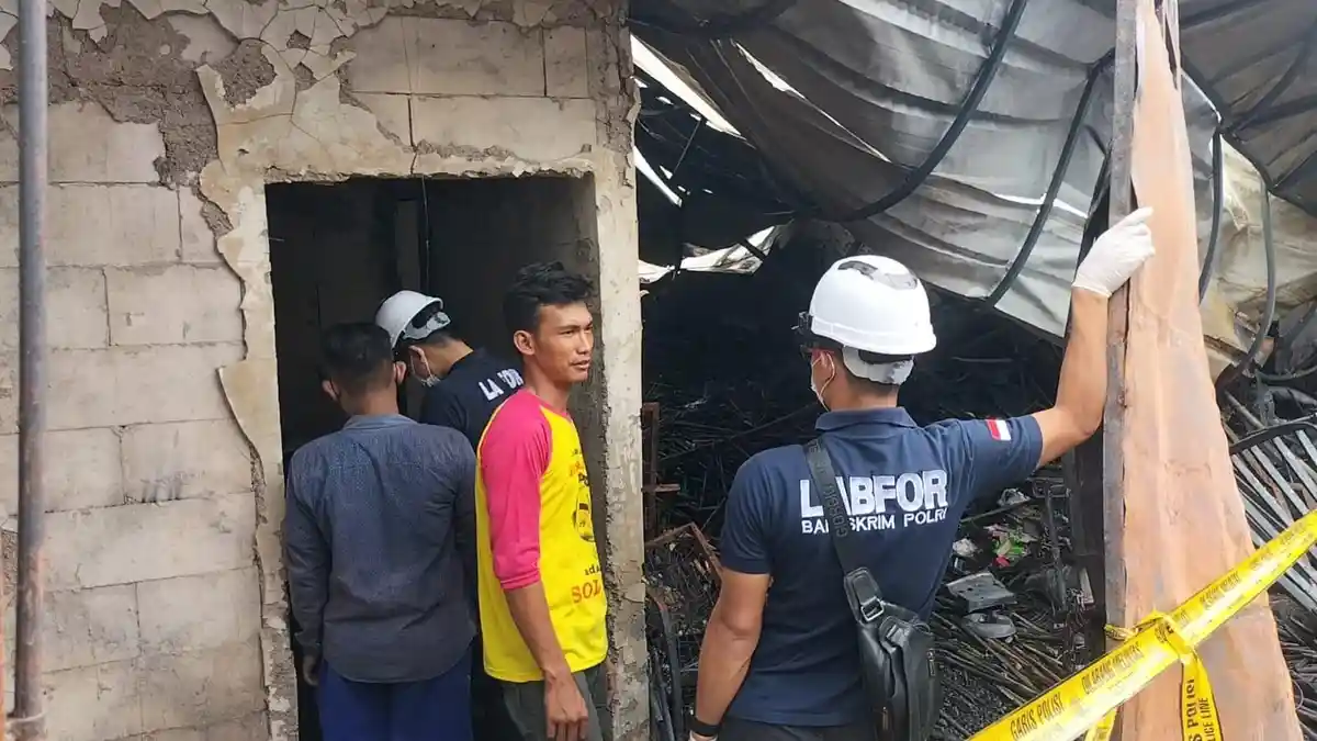 Olah TKP, Puslabfor Bawa Sampel Elektronik dari Kantor Distributor Perabot yang Ludes Terbakar