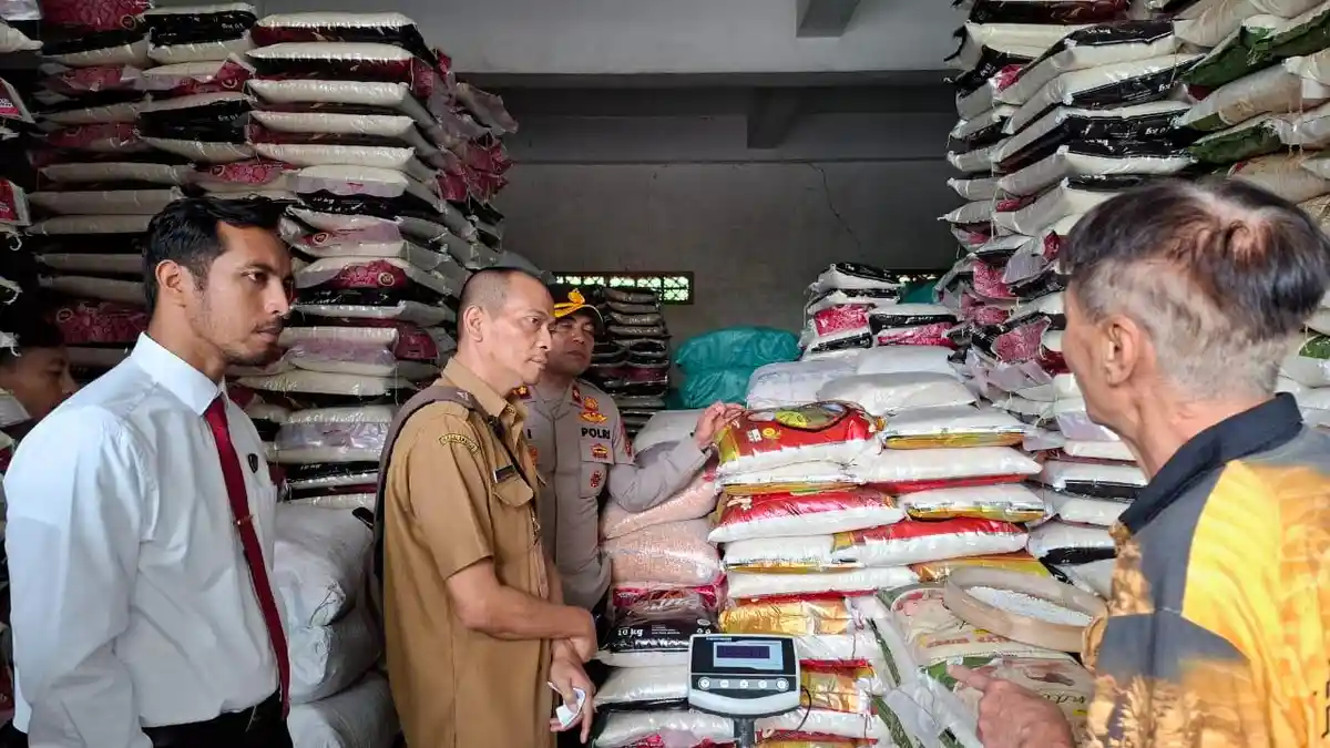 Antisipasi Beras Oplosan, Tim Gabungan Sidak Pasar Amlapura di Karangasem