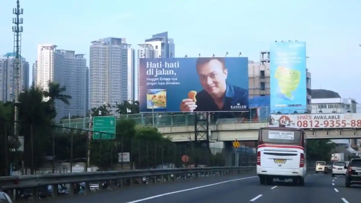 Billboard Ter-VIRAL 2023, Wajah Tampan Nicholas Saputra Bikin Netizen Salah Fokus!