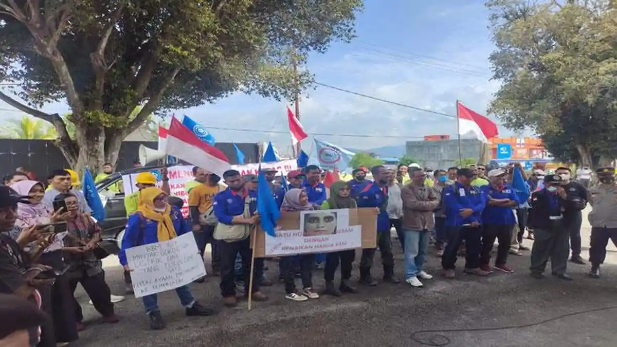 Demo Buruh di DPRD Karimun, Tuntut Tolak Kenaikan Harga BBM hingga Upah yang Layak