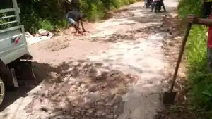 SOPIR-PERBAIKI-JALAN-RUSAK.jpg