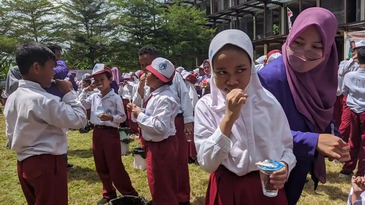 Ratusan Pelajar Sekolah Islam Al-Azhar Pati Sikat Gigi Massal, Peringati HKGN 2022