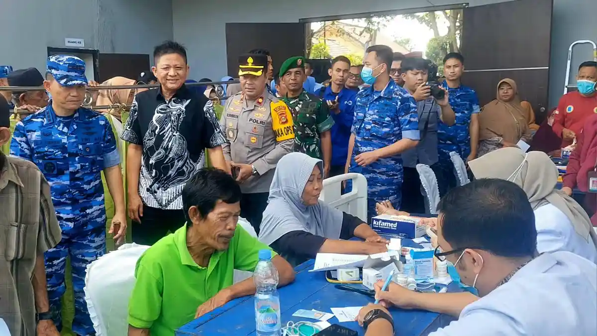 TNI AU Bagikan Seribu Paket Sembako dan Layanan Kesehatan Gratis untuk ...