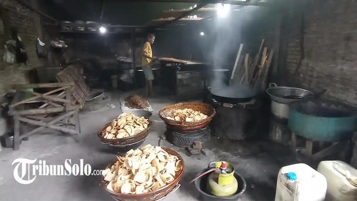 Dapur produksi karak dan rambak di Desa Gadingan