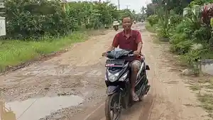 JELAN-RUSAK-Winarno-seorang-guru-di-Kecamatan.jpg