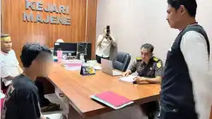 Penyerahan-tersangka-ke-kejari-majene.jpg