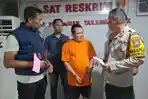 Tersangka-AG-ditangkap-Anggota-Satreskrim-Polres-Pelabuhan-Tanjung-Perak-Surabaya.jpg