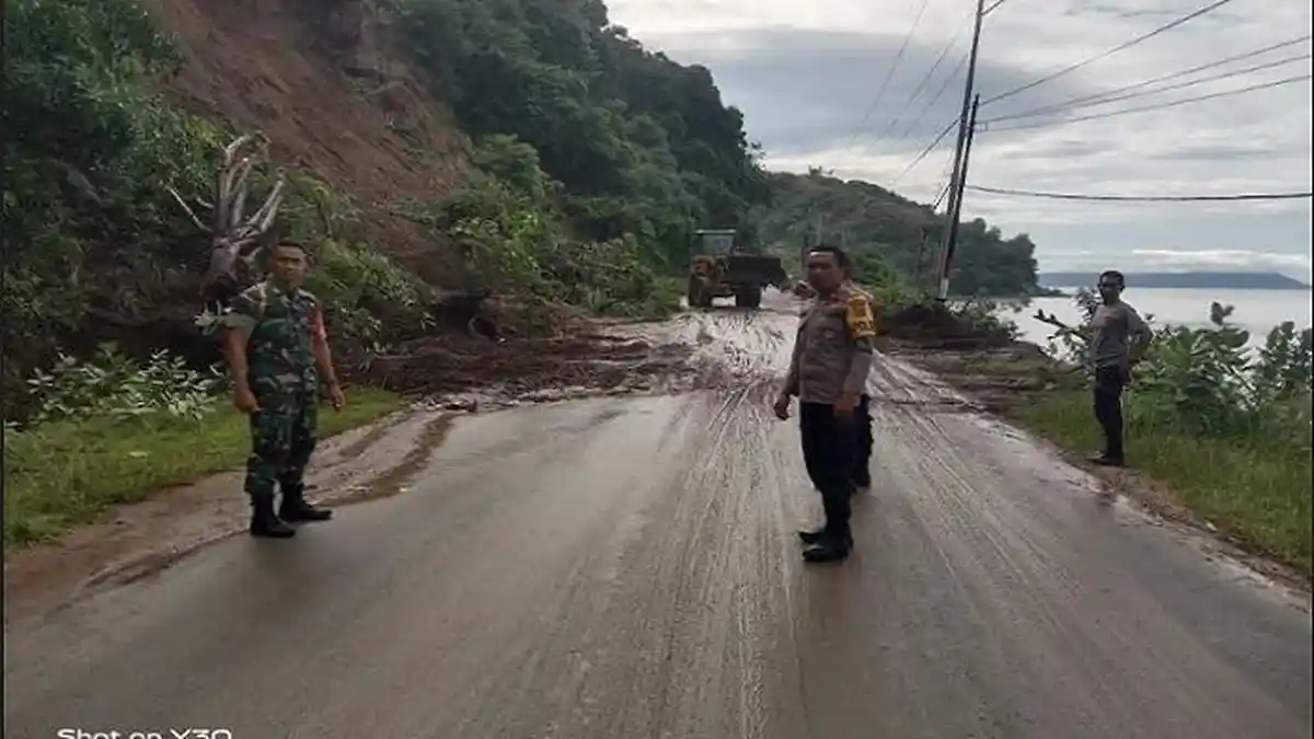 Bersihkan Material Longsor, BPBD Ende Kekurangan Alat Berat