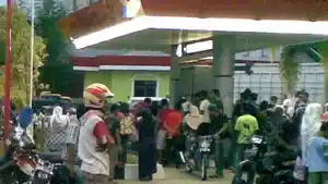 antrean-mengisi-BBM-di-SPBU-Bambi-belum-lama-ini.jpg