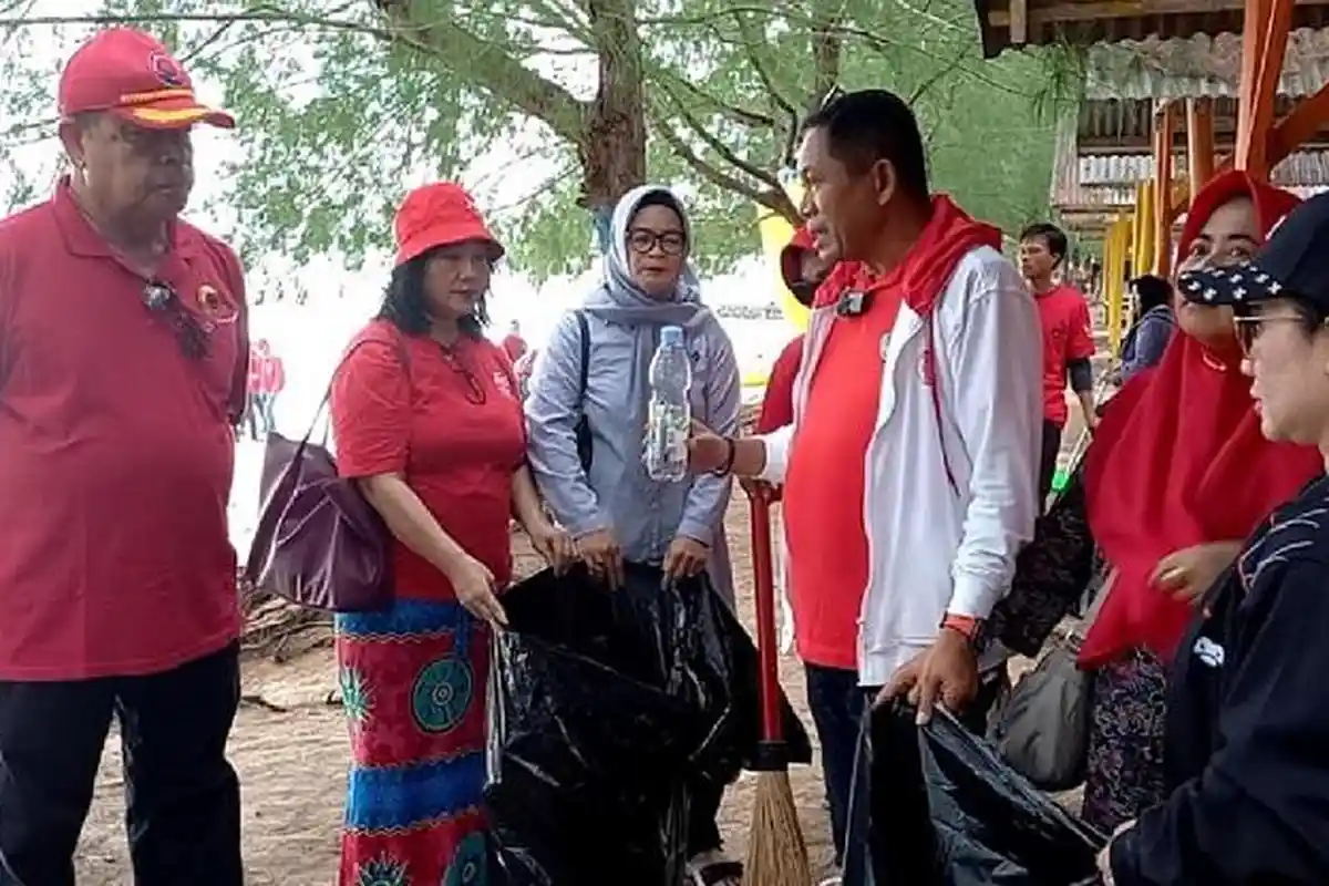 Peringati Ultah Megawati, Puluhan Kader PDIP Sultra Bersih-Bersih Pantai Toronipa Konawe Sultra