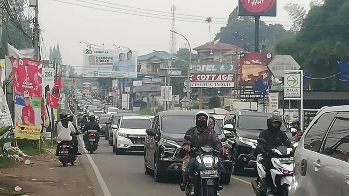Libur Tahun Baru 2024, Jalan Raya Puncak Bogor Macet, Pengendara Motor Asal Jakarta Tetap Menikmati
