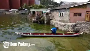 seorang-nelayan-di-pantai-bungus-teluk-kabung-padang-ketika-warna-air-laut-berubah.jpg