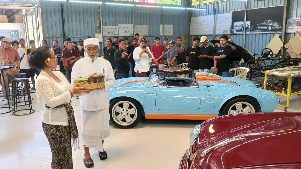 Alat Kerja Hingga Mobil Klasik di Tuksedo Studio Bali Diupacarai Saat Tumpek Landep