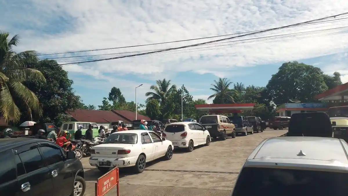 Warga Kesal, Antrean BBM mengular di SPBU Arga Makmur Bengkulu Utara Sudah Seminggu