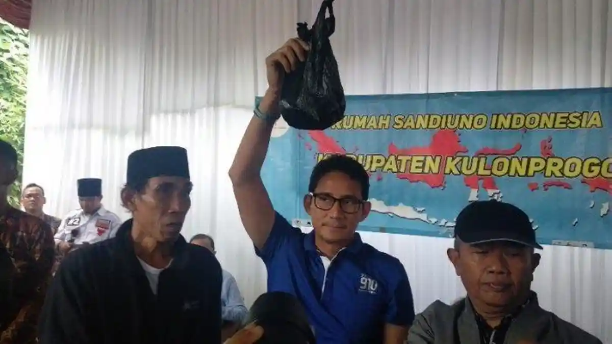 Sandiaga Uno Dapat Sumbangan Warga Kulon Progo Rp2 Juta, Dibungkus Kresek Hitam