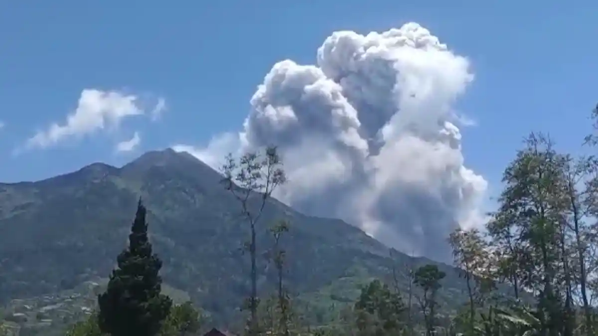 Gunung Merapi Muntahkan Awan Panas Sabtu ini, Potensi Bahaya Sepanjang 7 Kilometer