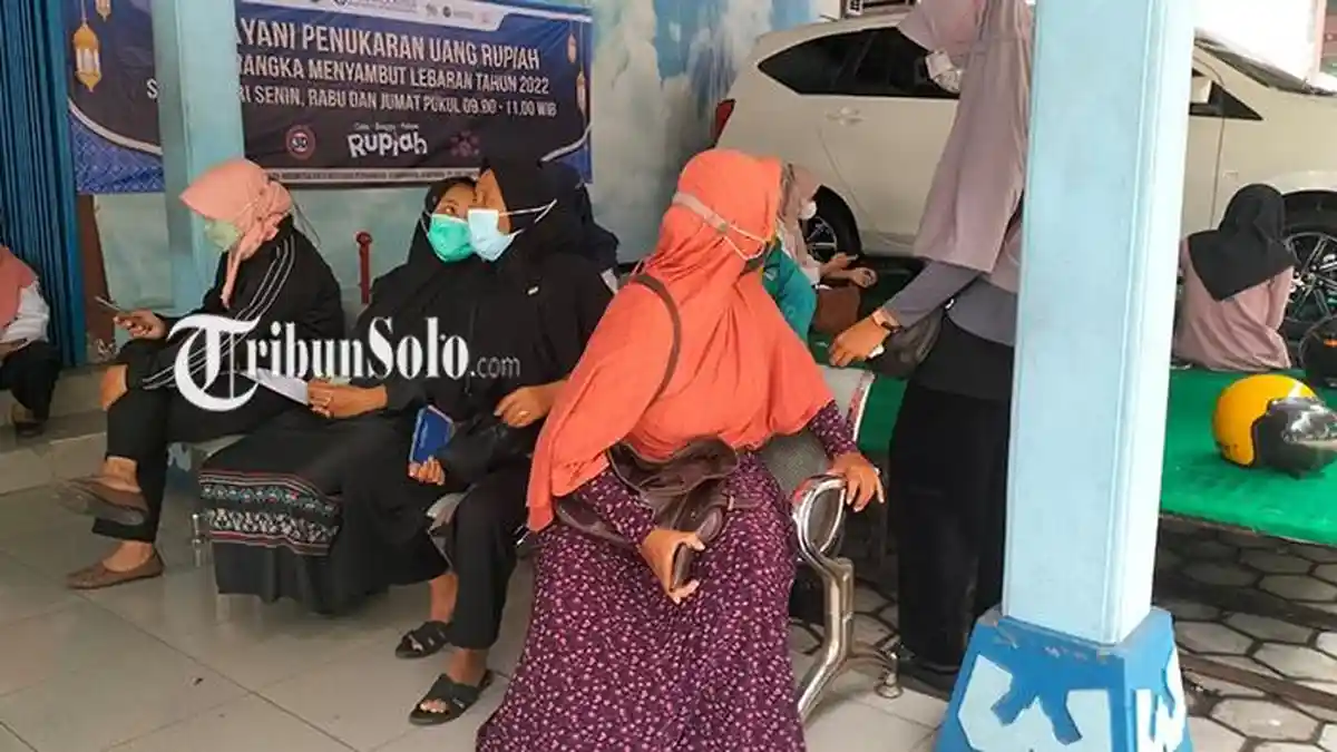 Potret Warga Sragen Sambut Lebaran, Rela Antre Sejak Pagi Demi Tukar Uang Baru  