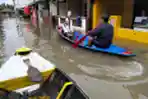 Terendam Banjir Warga Kampung Bojongasih Gunakan Perahu