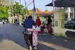Pertemuan-Olivia-dengan-orang-tuanya-di-komplek-alun-alun-Sragen.jpg
